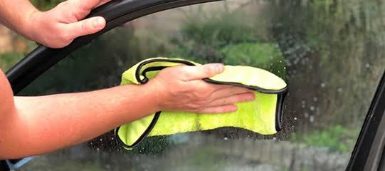 cleaning-the-inside-of-car-windows